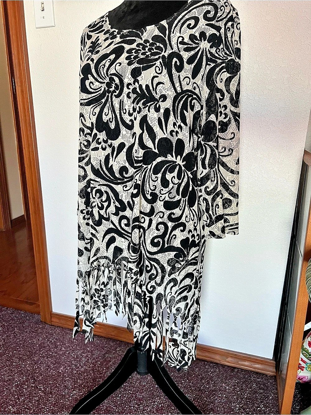Chico's Floral Top in Black & White Size 2 Like New